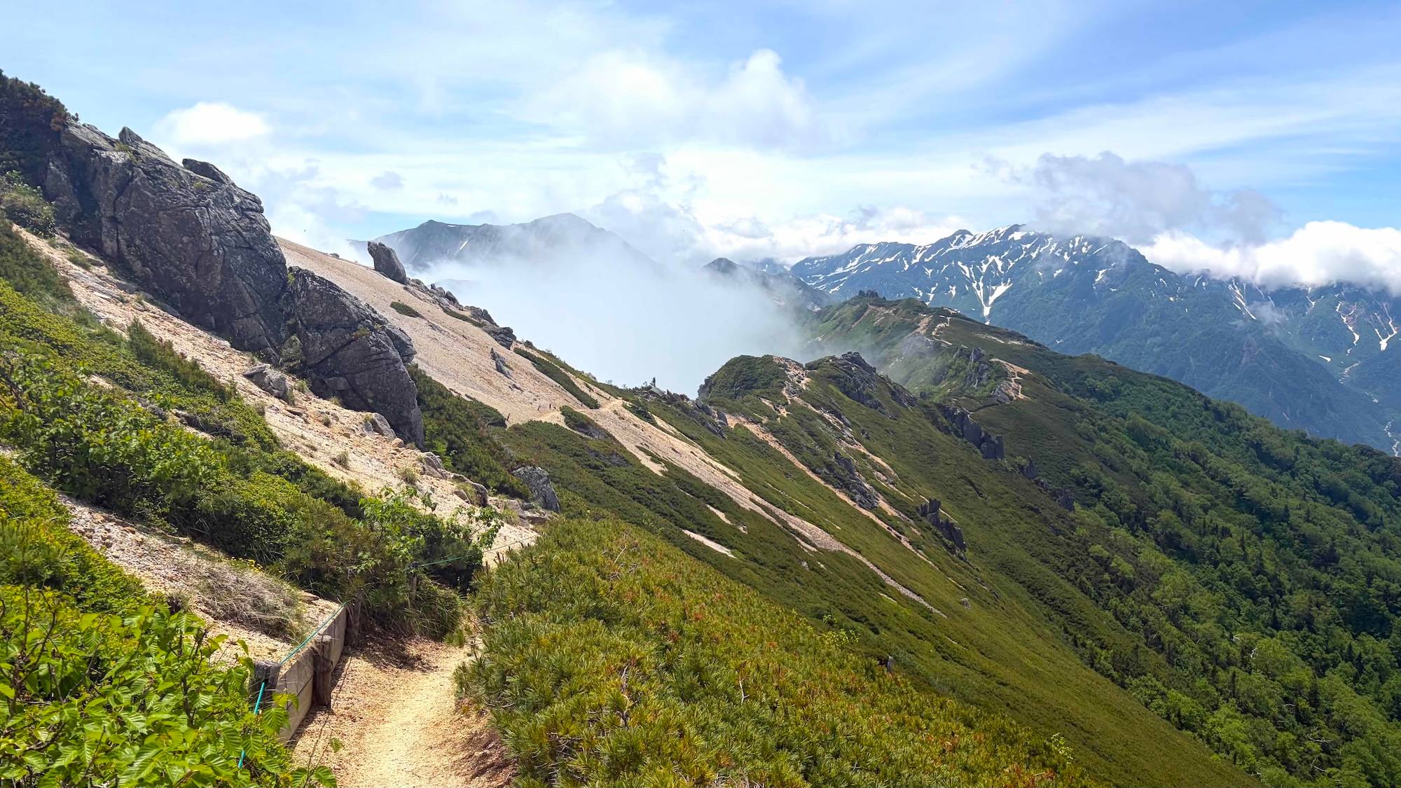 人の少ない静かな稜線の登山道